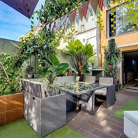 אכסניה Garden In Town
