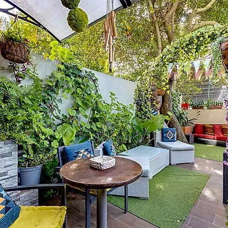 אכסניה Garden In Town