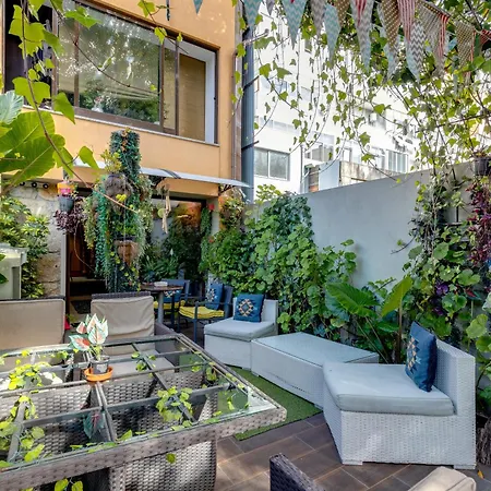 Hostel Garden In Town